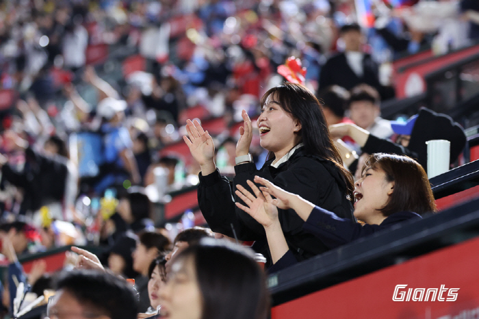 새로운 에이스 향한 기립박수! 레이예스 대포 → 데이비슨 쾌투…롯데, S…