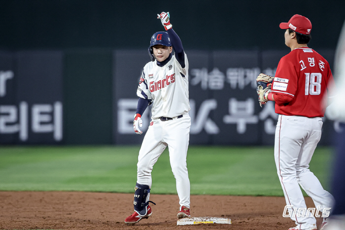 새로운 에이스 향한 기립박수! 레이예스 대포 → 데이비슨 쾌투…롯데, S…