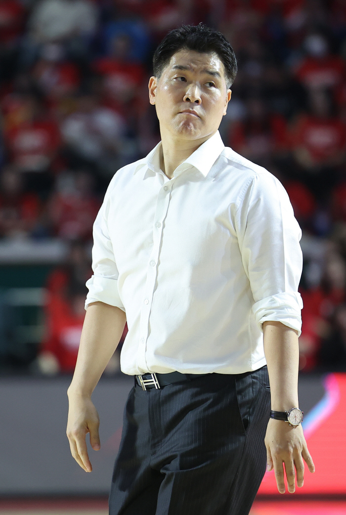 [현장인터뷰]'창단 첫 우승에 한 발' 조상현 LG 감독 "원정 2승은 …
