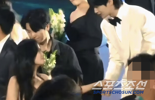 변우석♥김혜윤 애틋한 작별 악수 포착→아이유와는 수줍은 악수 [SC이슈]
