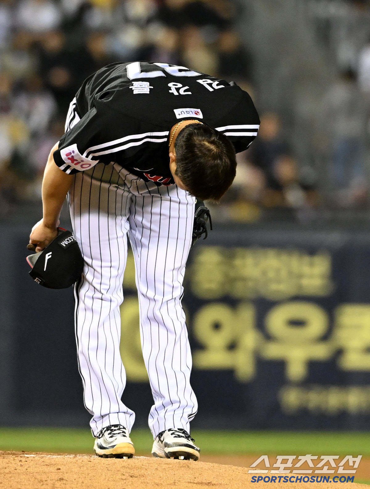 '어? 강률이~' 넉살왕 인사에도 피치컴에만 집중, 친정 팬에 90도로 …