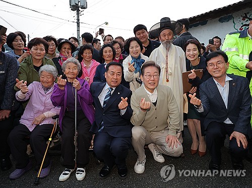 이재명 "기초연금 부부감액 줄일 것…간병비 부담 덜어드리겠다"