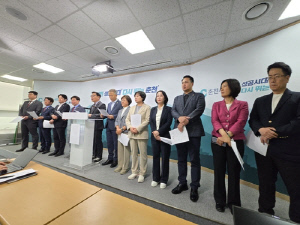 강원FC 홈경기에 춘천시장 출입제한…지역 정가 갈등 비화