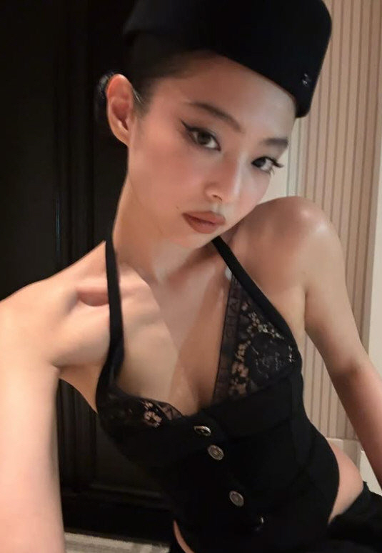 "아찔 보디라인" 블핑 제니, 멧갈라 애프터파티서 '시스루+컷아웃' 파격…