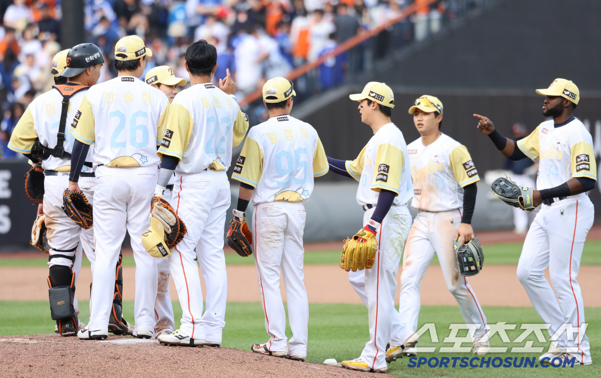 '꼴찌'에서 '단독 1위'까지 한 달도 안 걸렸다…백전노장 뚝심이 만든 …