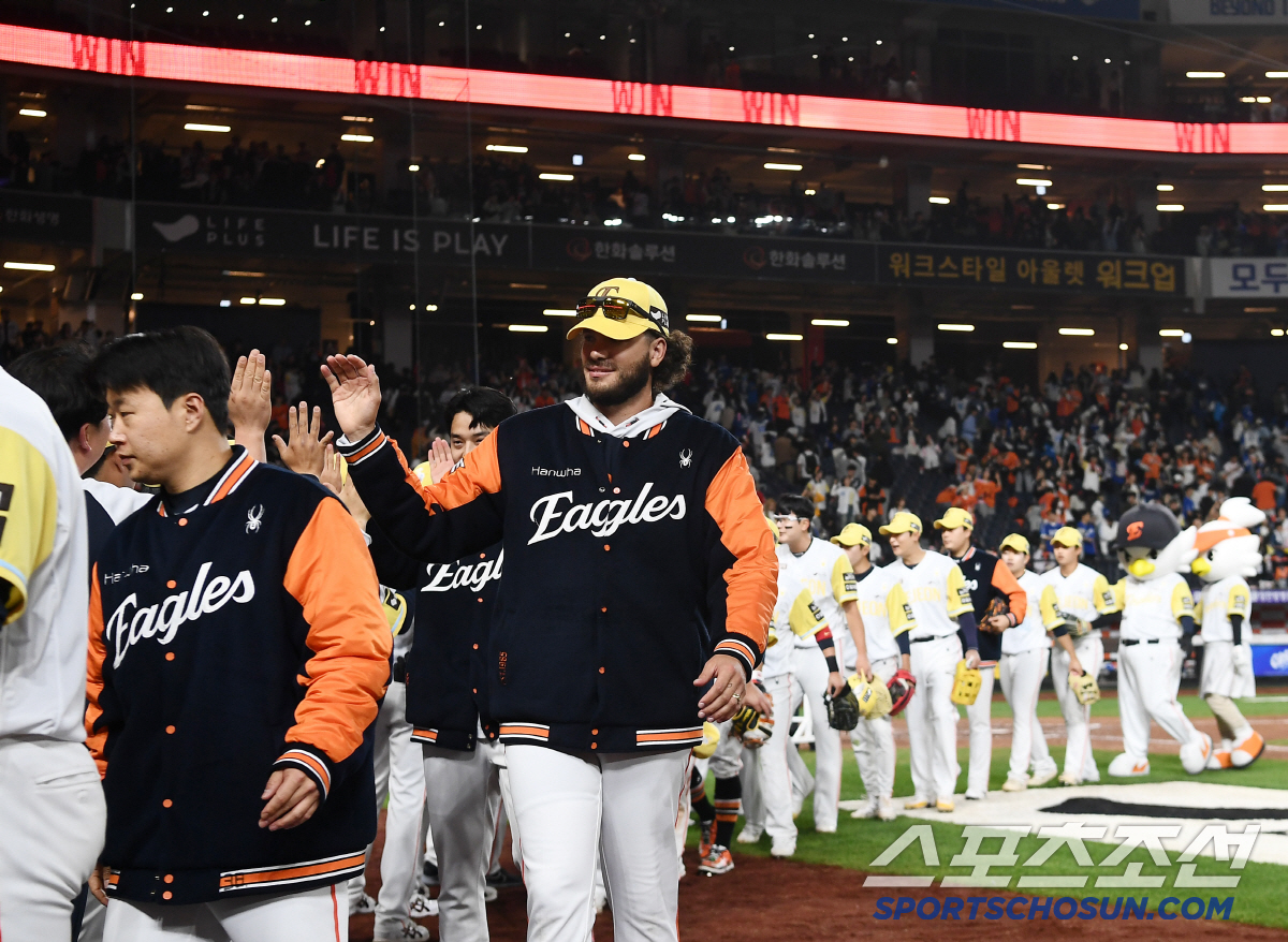 '꼴찌'에서 '단독 1위'까지 한 달도 안 걸렸다…백전노장 뚝심이 만든 …