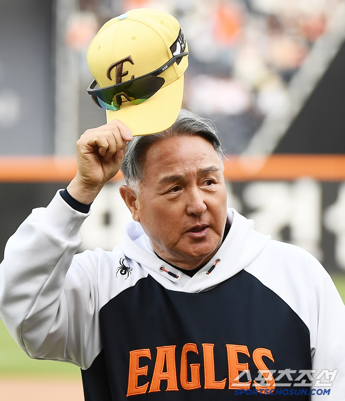 '꼴찌'에서 '단독 1위'까지 한 달도 안 걸렸다…백전노장 뚝심이 만든 …