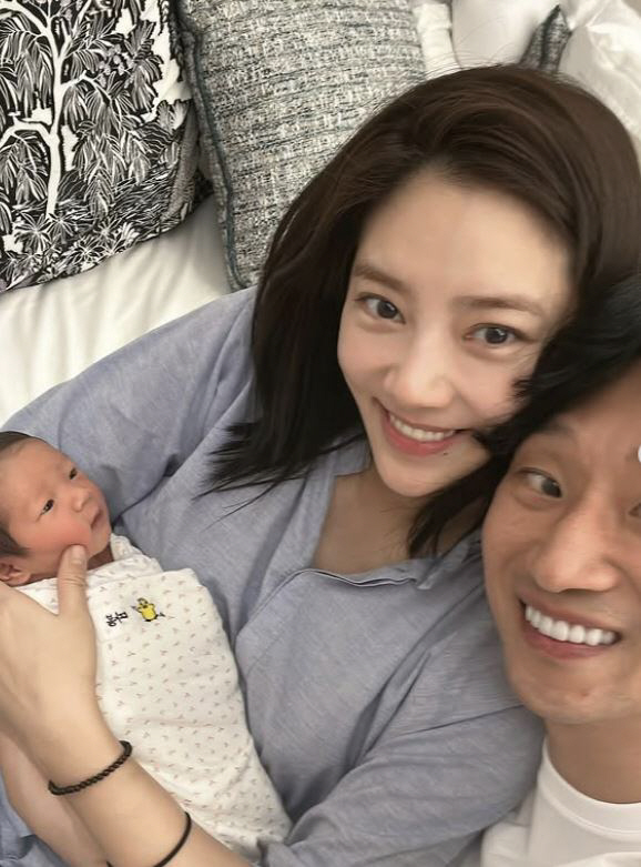 '42세 득녀' 손담비, 이규혁♥ 붕어빵 딸 공개..입매까지 판박이