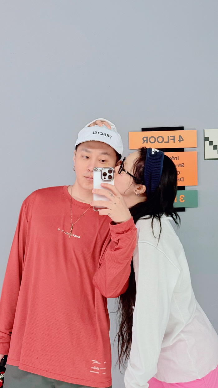 현아, ♥용준형에 볼 뽀뽀 '애교'...'7개월차' 신혼의 달달한 스킨십