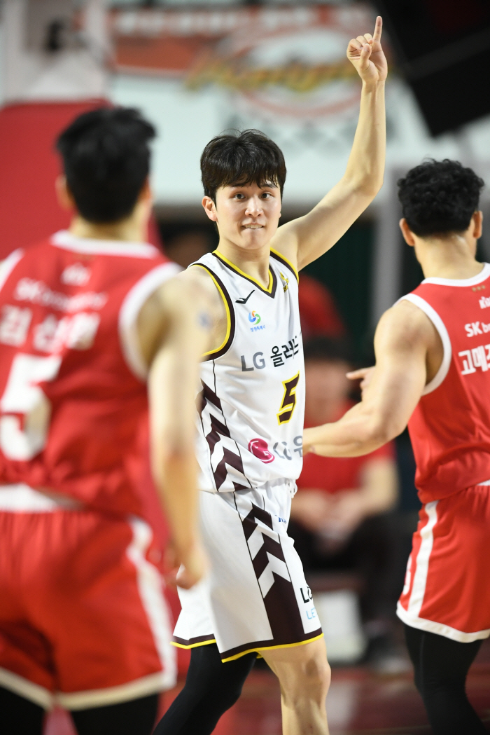 '농구의 신 모드' 칼 타마요→폭풍 성장 유기상X양준석, LG 창단 첫 …