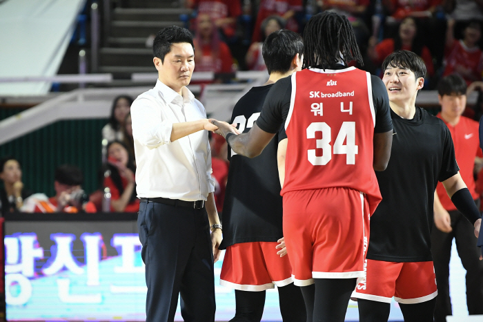 '농구의 신 모드' 칼 타마요→폭풍 성장 유기상X양준석, LG 창단 첫 …