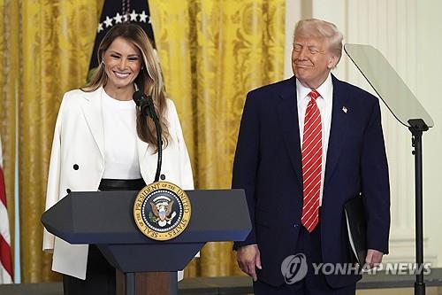 멜라니아 "엄마가 되는건 여성을 막강하게도 취약하게도 만들어"