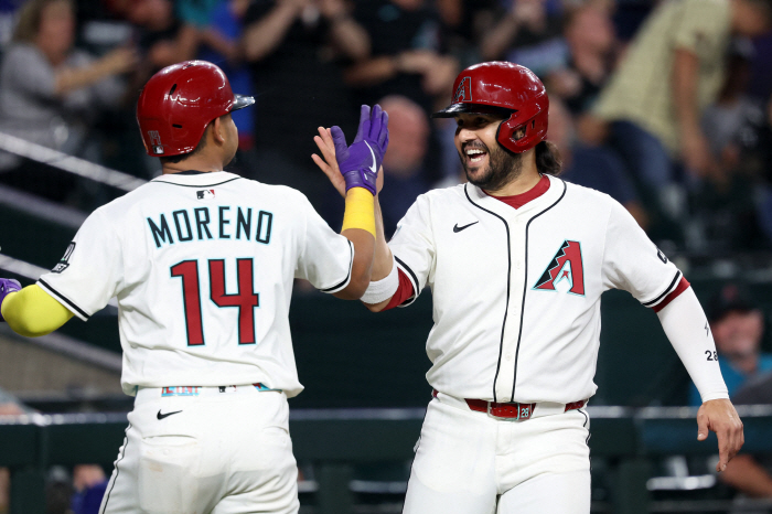 [속보] '폭싹 무너졌다' MLB 유일 0점대 선발 홈런 2방에 와르르.…