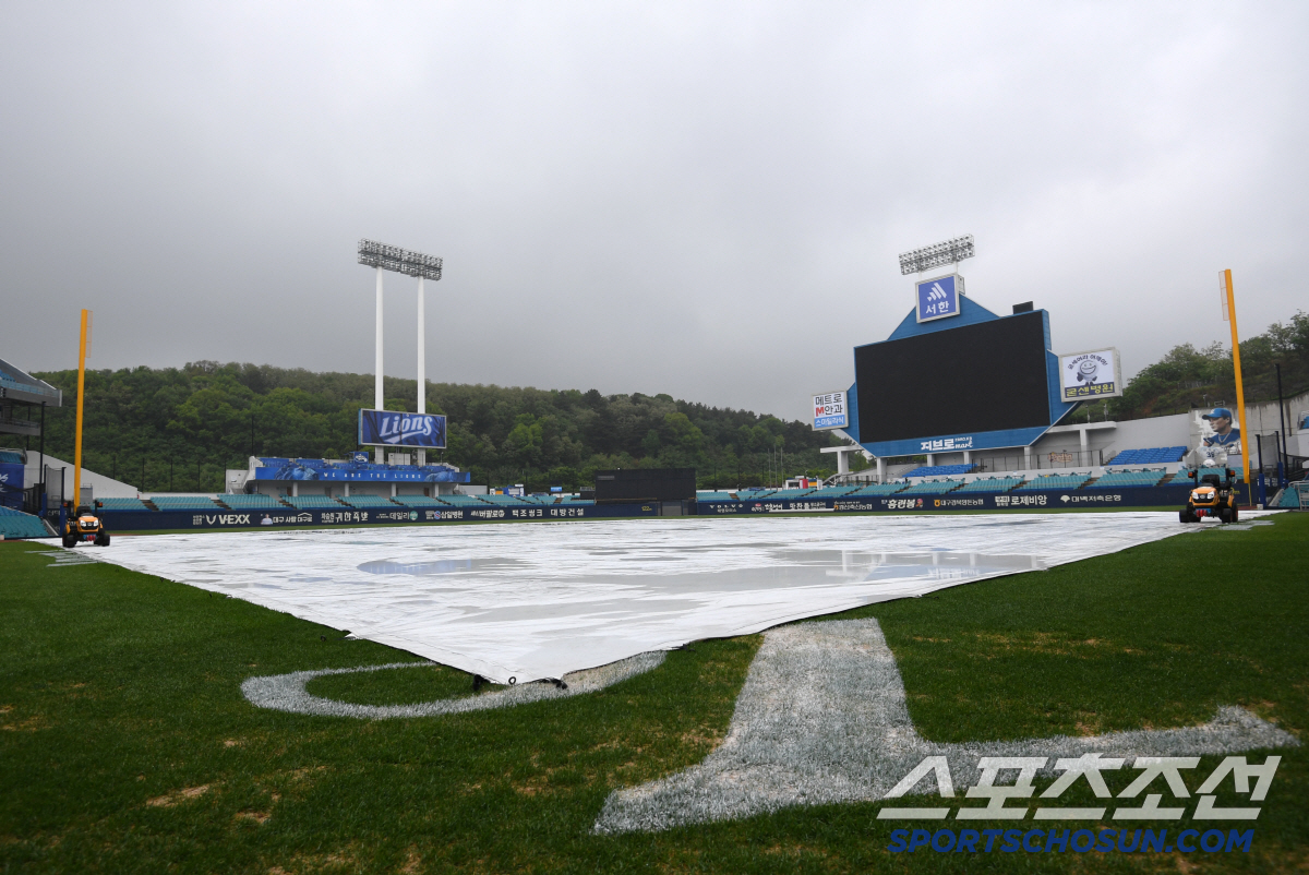 라이온즈파크 빗줄기 약해졌다...삼성 후라도 vs LG 손주영 에이스 맞…