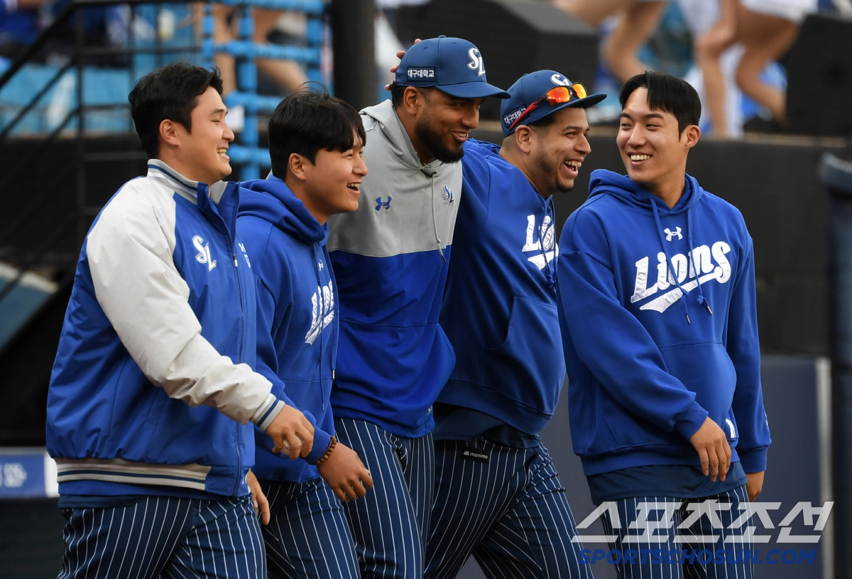 라이온즈파크 빗줄기 약해졌다...삼성 후라도 vs LG 손주영 에이스 맞…