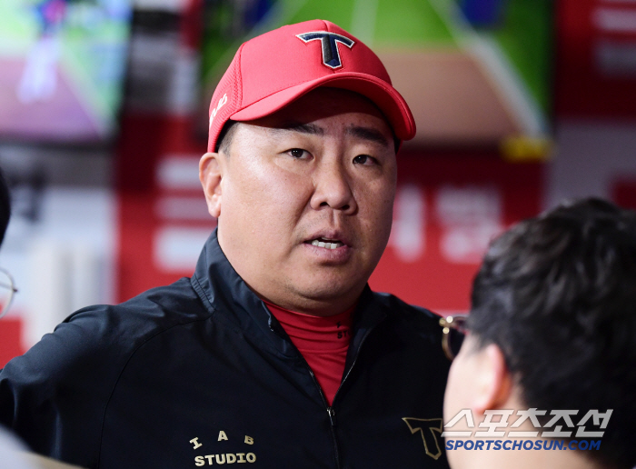 우회전 차량에 황당 교통 사고, 감독 한숨 "윤영철이 빈자리 채운다"[인…