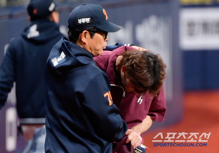 '인자함의 아이콘' 양상문 코치, 버건디 유니폼 입고 달려온 선수 