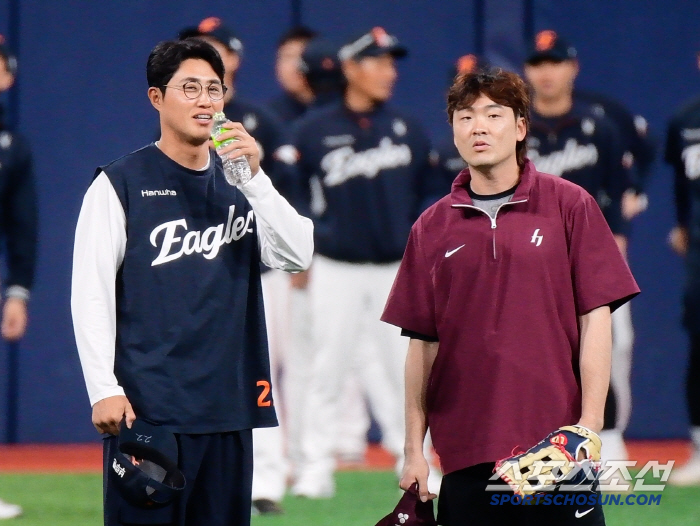 '인자함의 아이콘' 양상문 코치, 버건디 유니폼 입고 달려온 선수 [고척…