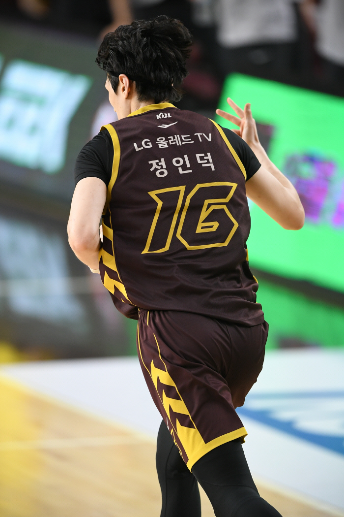 [챔프 현장분석] "1승 남았다!" 창단 첫 우승 새역사 LG 파죽의 3…