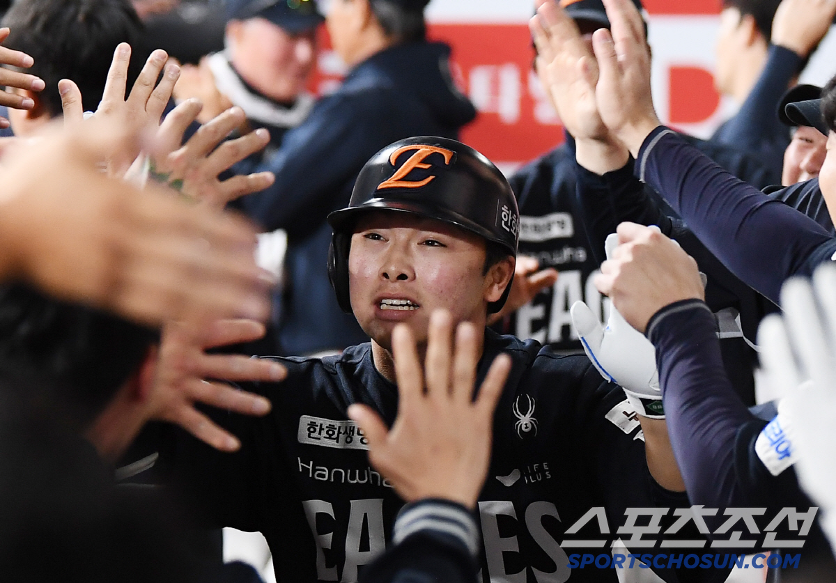 문현빈이 해냈다! 26년 만에 10연승 미쳤다…'단콘' 1위 한화가 주인…