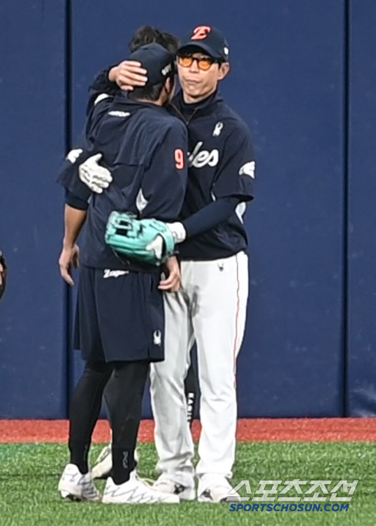 '실수는 잊어버려' 치명적 주루실수 이상혁 안아준 김재걸 코치의 격려[고…