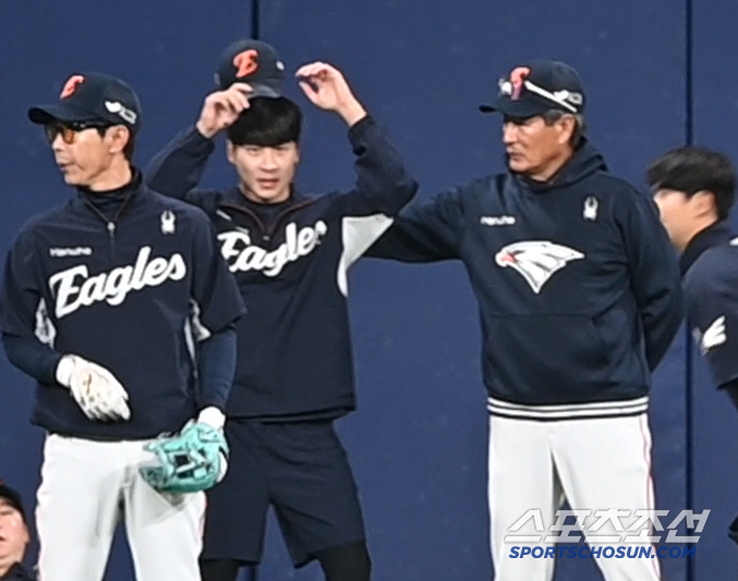 '실수는 잊어버려' 치명적 주루실수 이상혁 안아준 김재걸 코치의 격려[고…