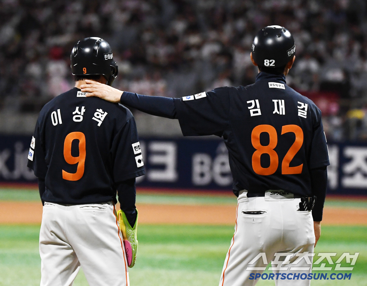 '실수는 잊어버려' 치명적 주루실수 이상혁 안아준 김재걸 코치의 격려[고…