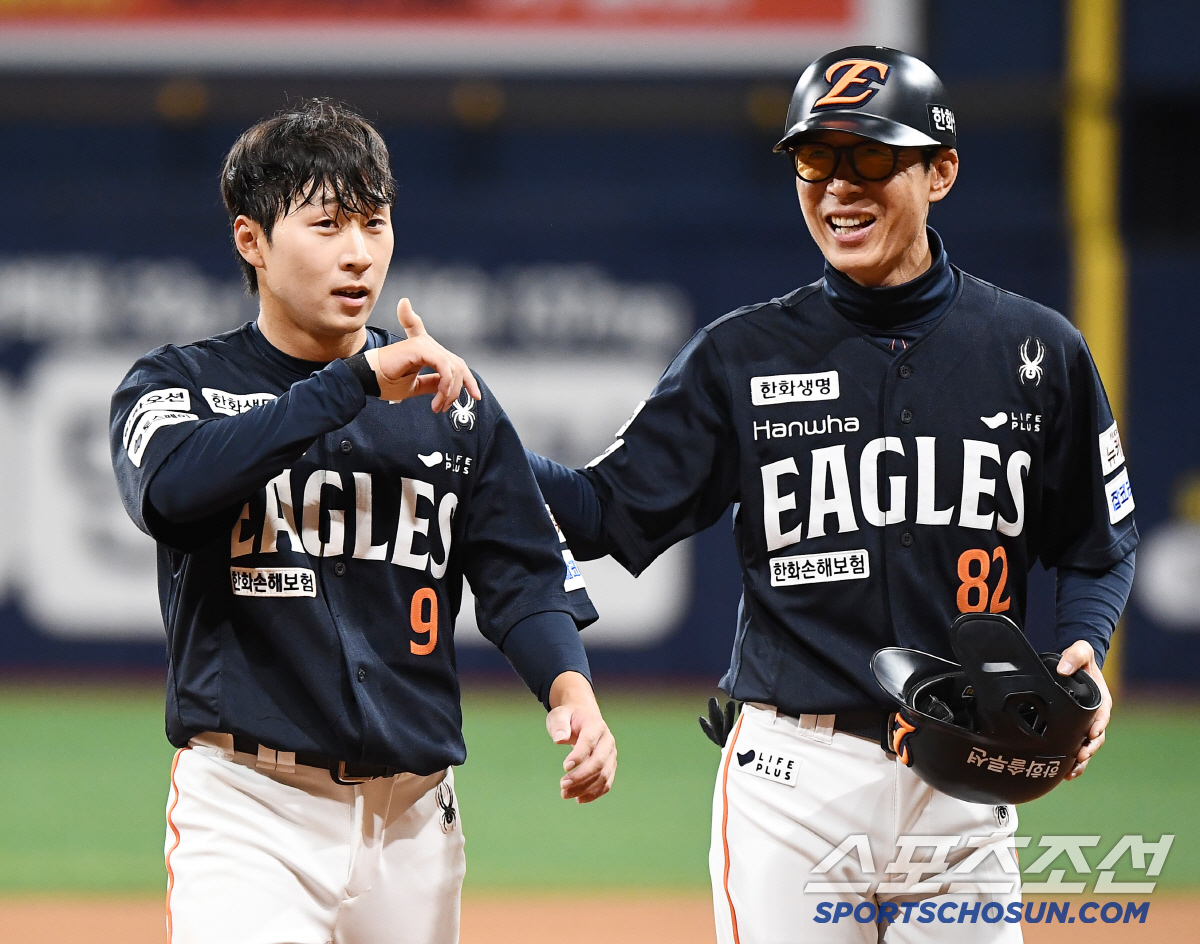 '실수는 잊어버려' 치명적 주루실수 이상혁 안아준 김재걸 코치의 격려[고…