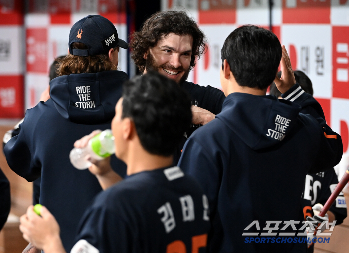 '폰세 수고했어' '6이닝 9K 1실점' 승리 따낸 에이스에 쏟아진 독수…