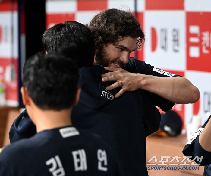 '폰세 수고했어' '6이닝 9K 1실점' 승리 따낸 에이스에 쏟아진 독수…