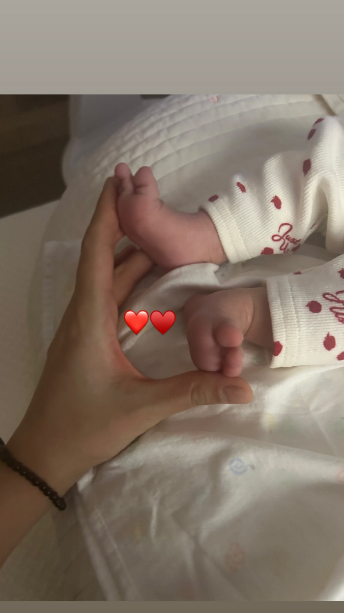 '이규혁♥' 손담비, 30일 딸 벌써 母 얼굴 보이네...엄마 품에 폭 …