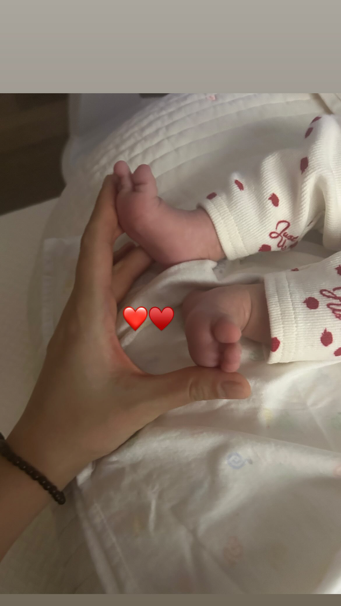 '이규혁♥' 손담비, 30일 딸 벌써 母 얼굴 보이네...엄마 품에 폭 …