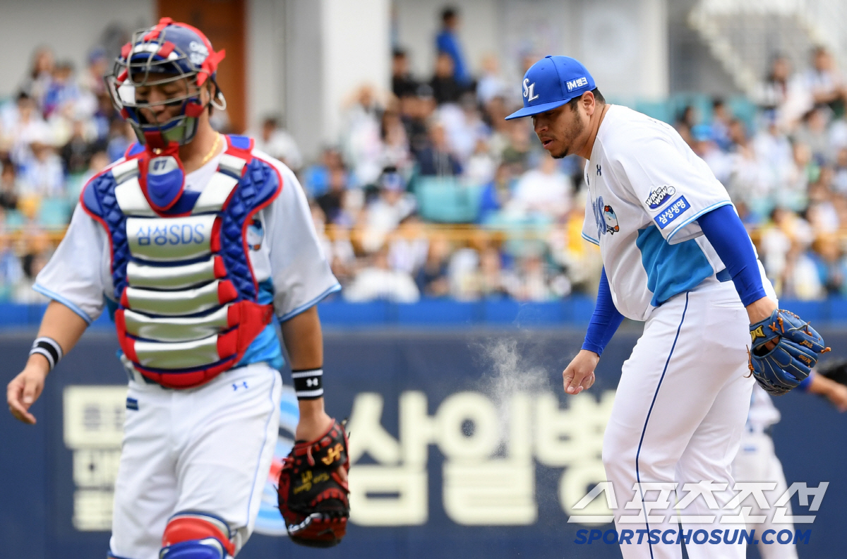삼성 충격적인 7연패...믿었던 후라도 마저 흔들, 고개 떨군 에이스