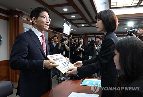 김문수, 선관위 후보등록…"반드시 당선돼 위대한 나라 만들 것"