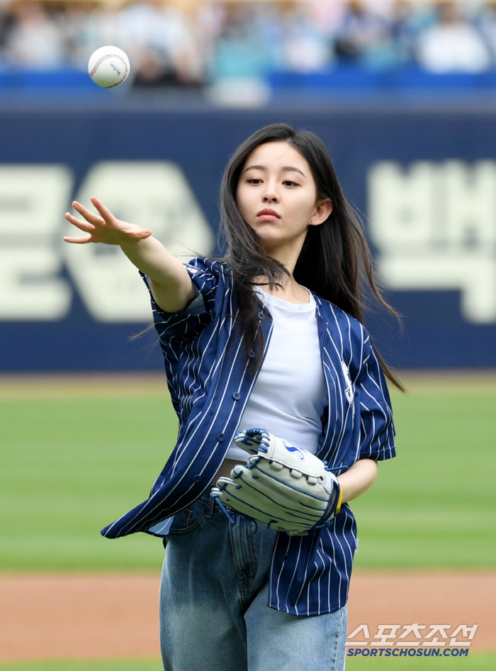 '사상 최초 시구자 놀린 포수' 패대기 시구에 웃참 실패한 포수 강민호와…