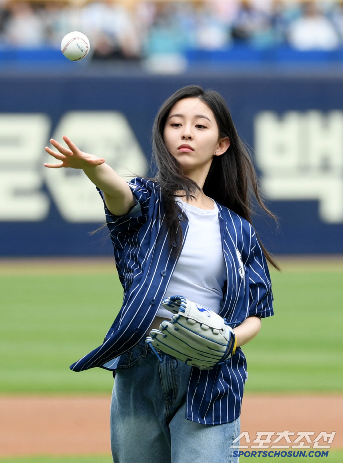 '사상 최초 시구자 놀린 포수' 패대기 시구에 웃참 실패한 포수 강민호와…