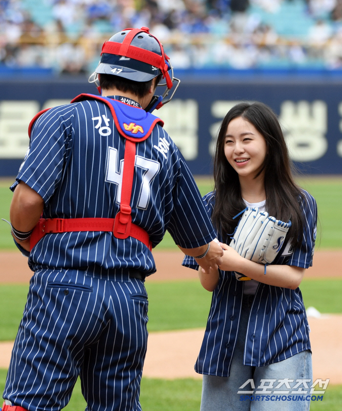 '사상 최초 시구자 놀린 포수' 패대기 시구에 웃참 실패한 포수 강민호와…