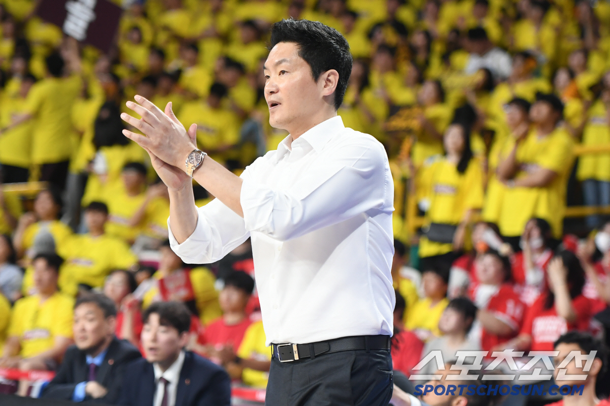 [현장인터뷰] SK 전희철 감독 "밀어내는 수비가 주효. 6, 7차전은 …