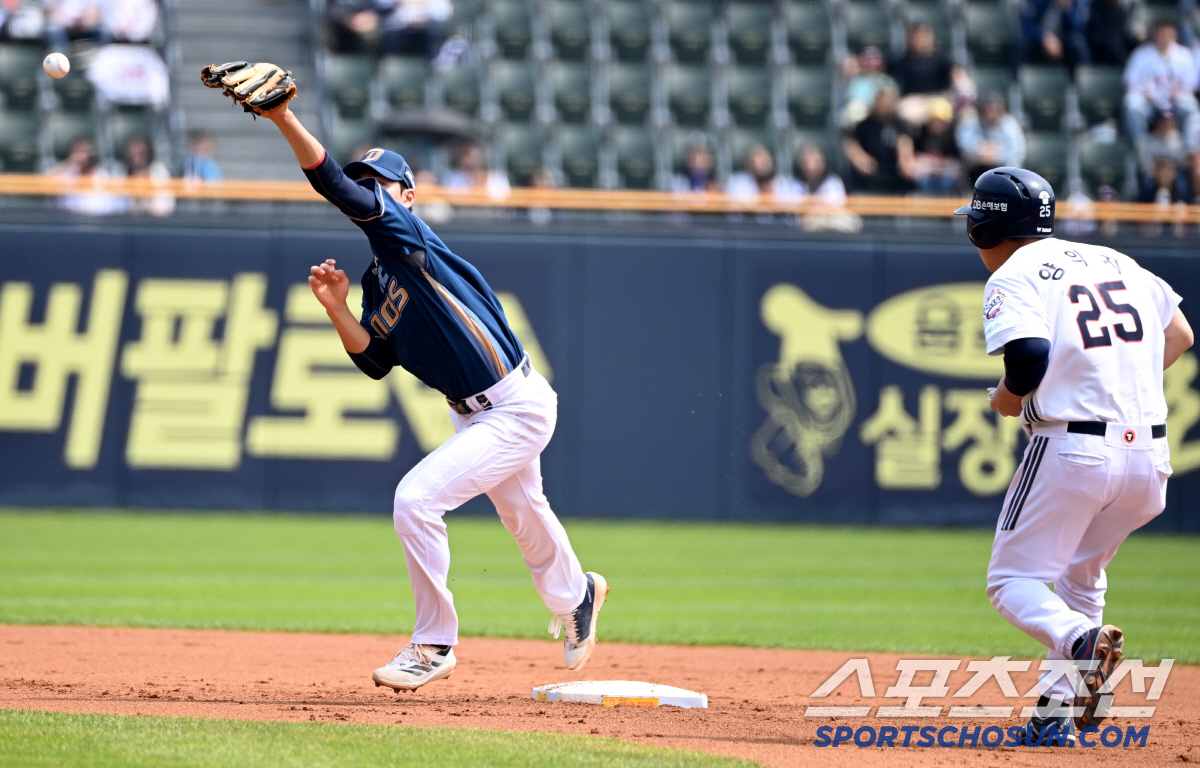 '실책 참사?' 0-4→11-5 대역전승, NC 6연승 질주 …두산 콜어…
