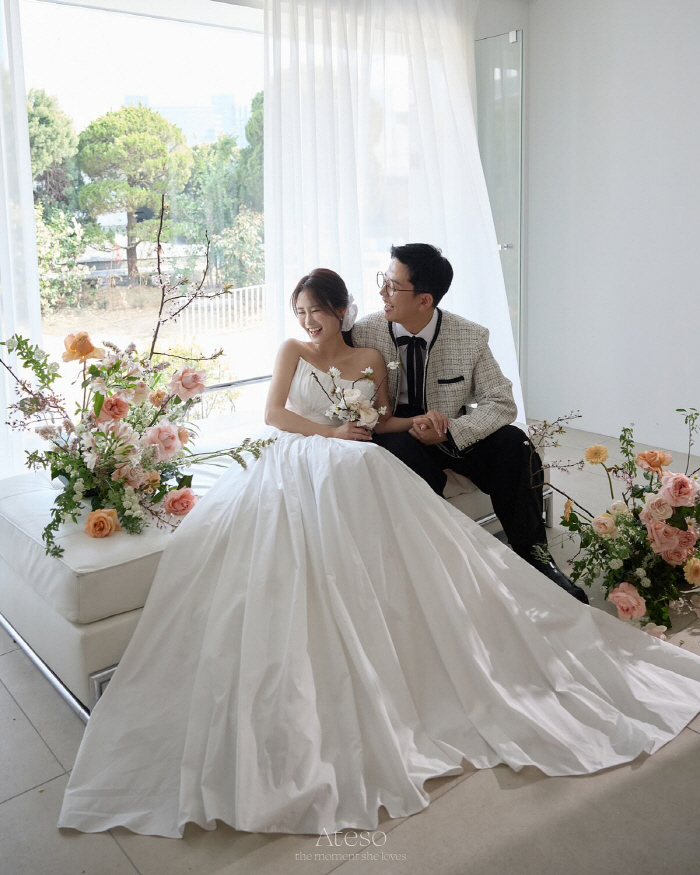 애기들도 총출동…김준호, ♥김지민과 '재혼 웨딩화보'서 위고비로 리즈 갱…