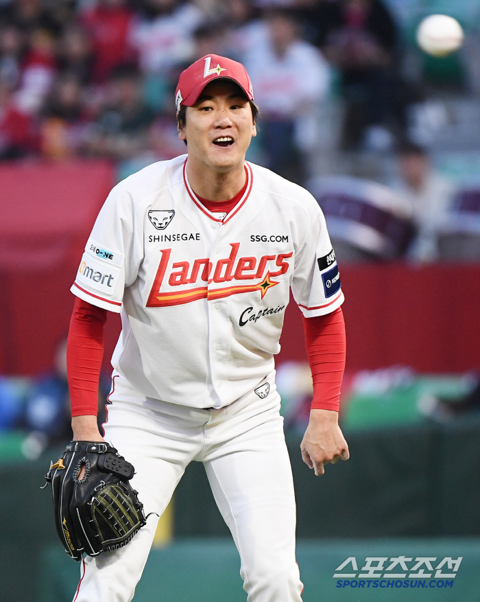 [포토] 김광현 '3루 승부 좋았어'