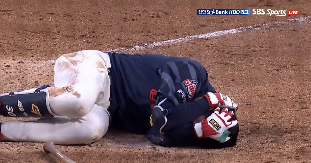 '헤드샷 직격'에 쓰러진 21세 젊음 → 침묵과 두려움 가득했던 그라운드…