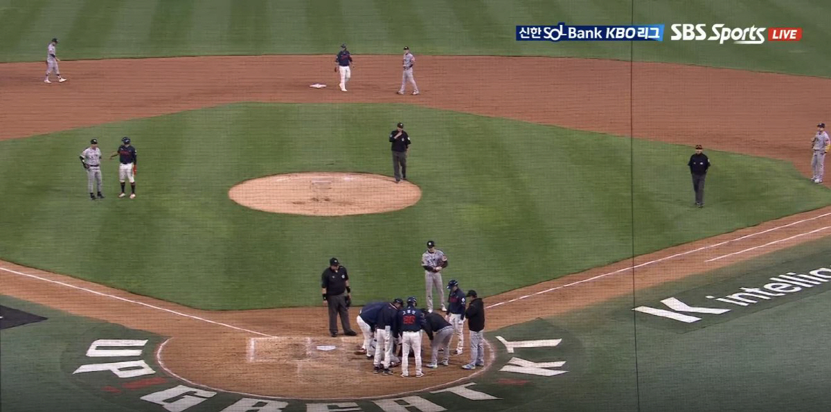 '헤드샷 직격'에 쓰러진 21세 젊음 → 침묵과 두려움 가득했던 그라운드…