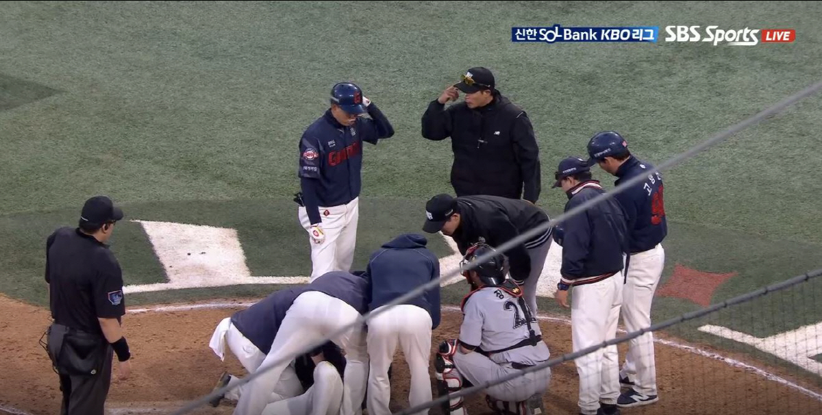 '헤드샷 직격'에 쓰러진 21세 젊음 → 침묵과 두려움 가득했던 그라운드…