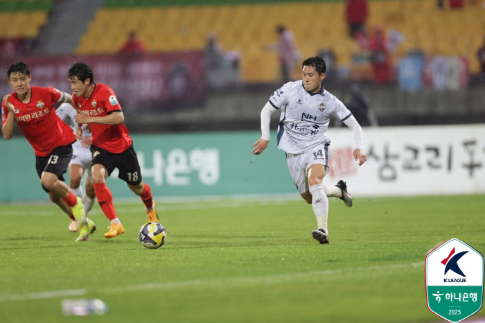 'A대표 맛집' 김천, 홍명보 감독 앞에서 '환상 쇼케이스'...강원에 4-0 대승!