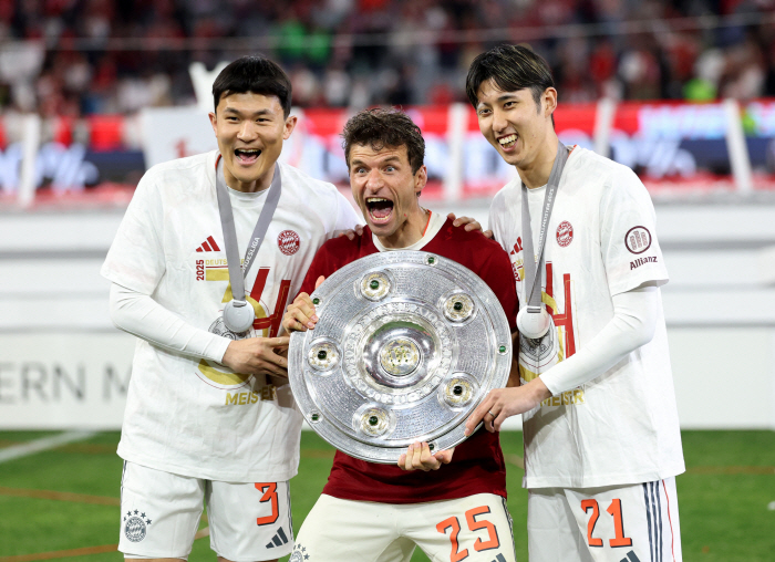 '韓 축구 첫 대기록' 김민재 트로피 제대로 들었다...케인+다이어가 '…