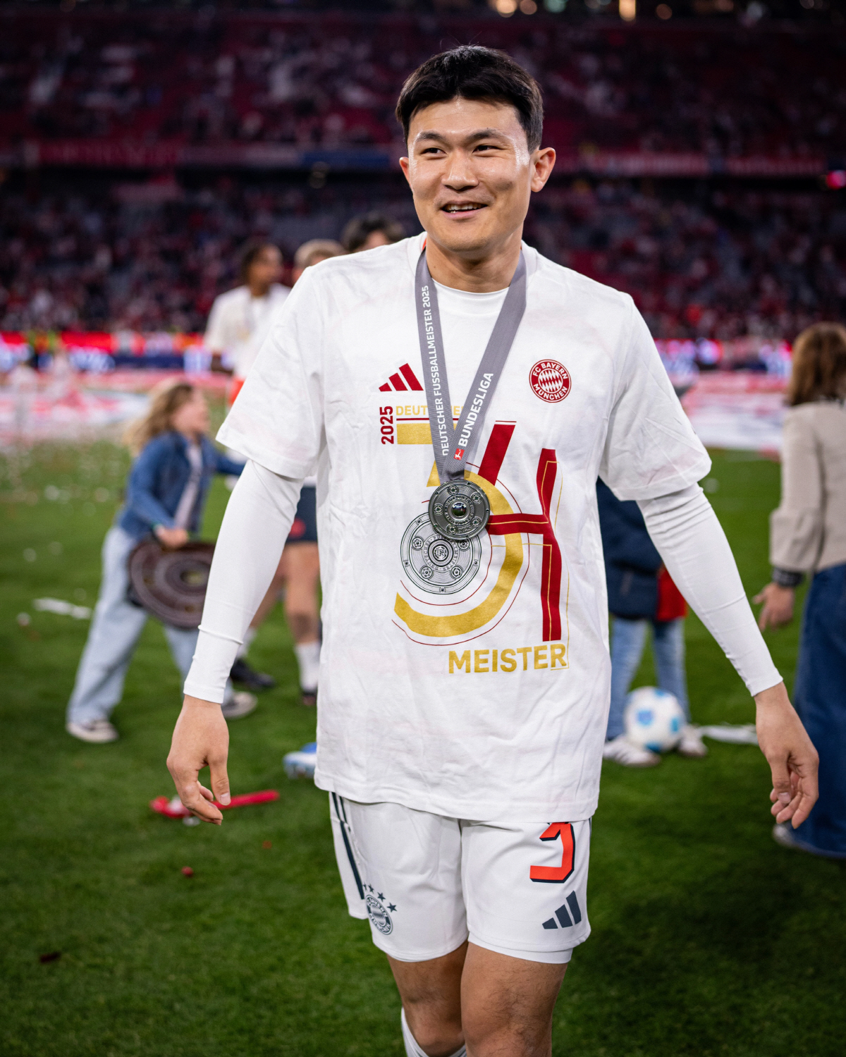 '韓 축구 첫 대기록' 김민재 트로피 제대로 들었다...케인+다이어가 '…