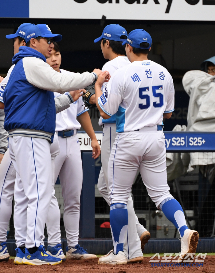 '칠 테면 쳐봐' 4번 타자 문보경 상대 직구만 던진 아기 사자 배찬승.…
