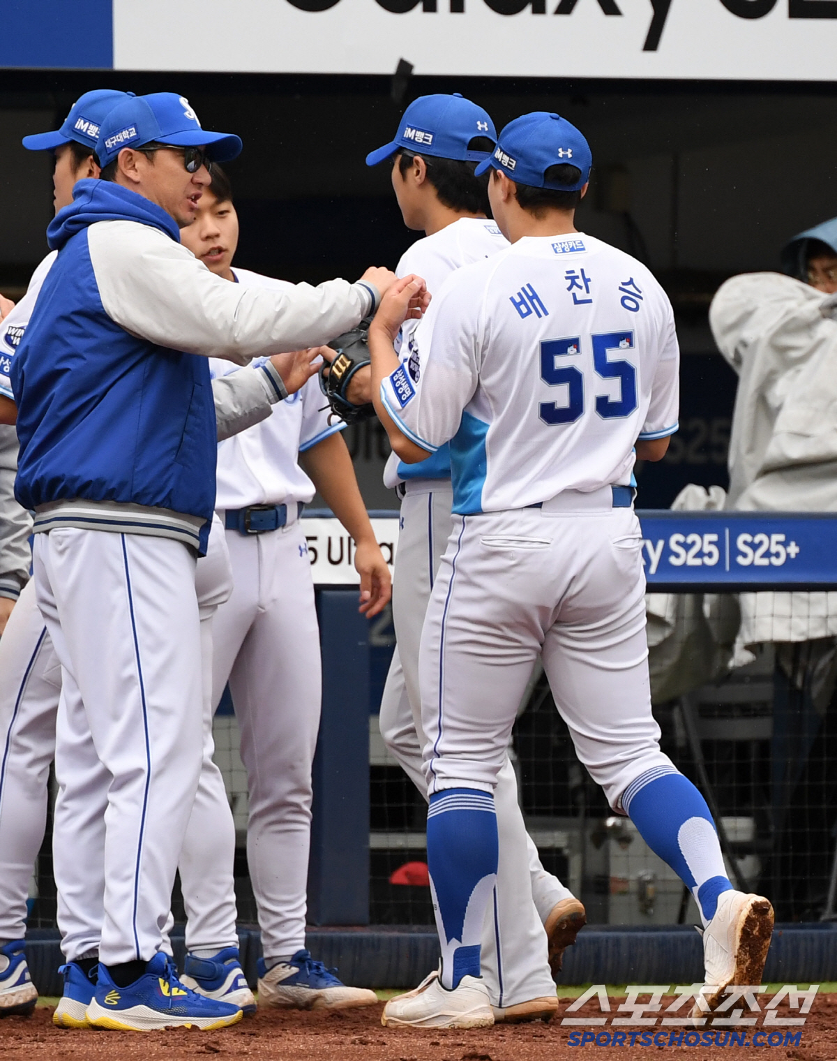 '칠 테면 쳐봐' 4번 타자 문보경 상대 직구만 던진 아기 사자 배찬승.…