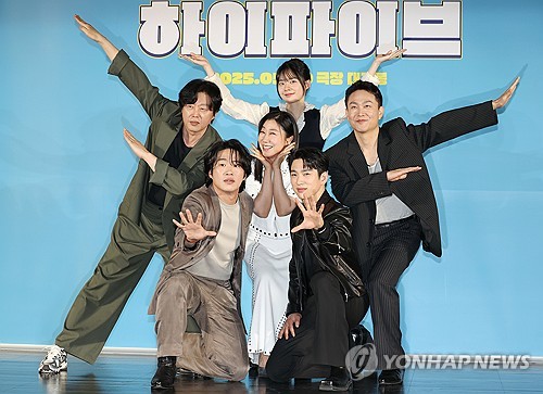 (서울=연합뉴스) 이재희 기자 = 12일 서울 광진구 롯데시네마 건대입구점에서 열린 영화 '하이파이브' 제작보고회에서 출연진이 포즈를 취하고 있다. 2025.5.12 scape@yna.co.kr